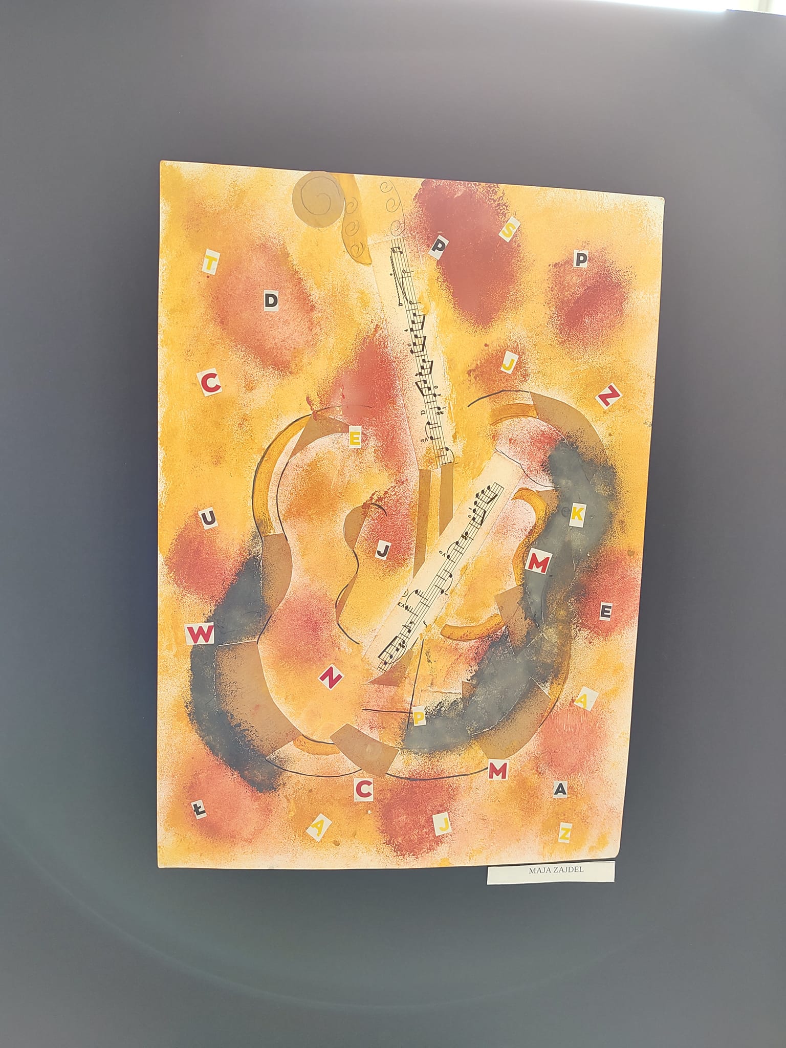 Obraz z plam w odcieniach pomarańczu z fruwającymi nutkami przy uszach
