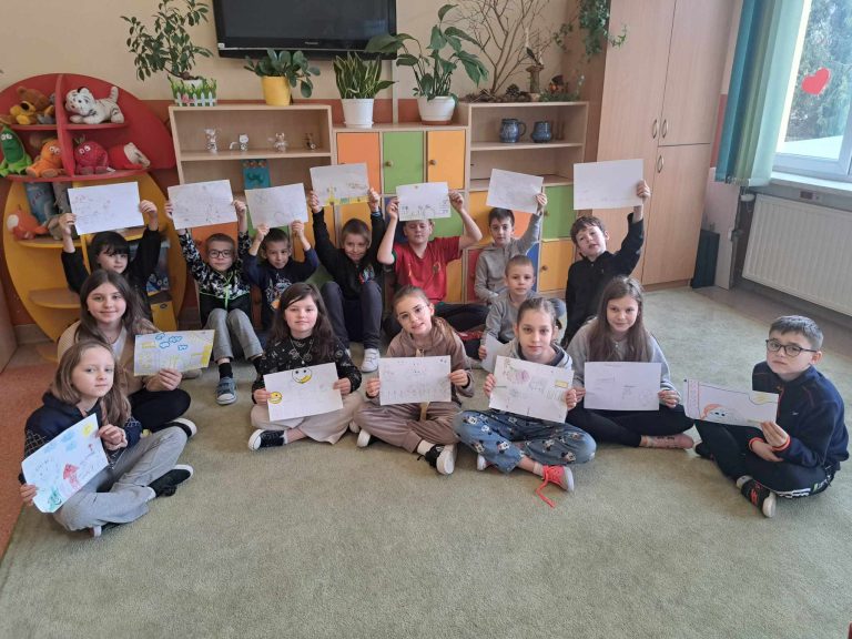 Uczniowie prezentują swoje prace. Miasto Uśmiechowo- Karty Rozwijające Kreatywność.