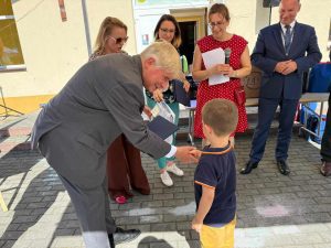 Chłopiec otrzymuje nagrodę od pana prezydenta.