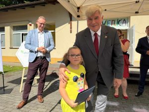 Dziewczynka, która dostała nagrodę pozuje do zdjęcia z panem prezydentem.