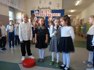 Grupa dzieci występuje podczas apelu z okazji Święta Niepodległości.