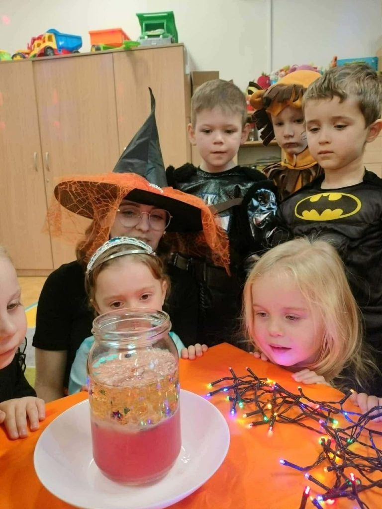 Pani przeprowadza z dziećmi zabawę wróżbę.