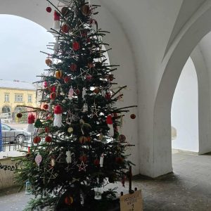 Na zdjęciu widać choinkę